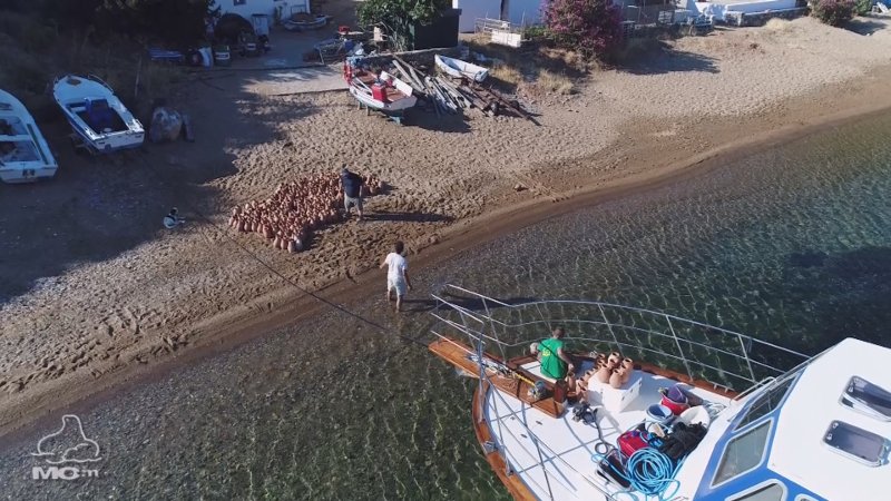 Βιολόγοι έριξαν πήλινα αγγεία με τροφή για τις φώκιες της Γυάρου [εικόνες] | iefimerida.gr 0