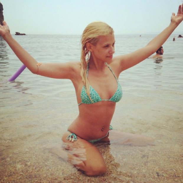 H Λάουρα Νάργες με μαγιό στα Σύβοτα [εικόνες]  | iefimerida.gr 0