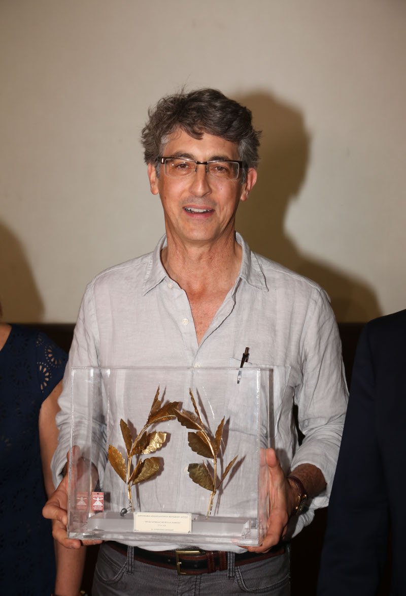 Αστραψαν τα φλας: Στο Αίγιο με τη μητέρα του ο ελληνικής καταγωγής βραβευμένος με Οσκαρ Αλεξάντερ Πέιν [εικόνες] | iefimerida.gr 1