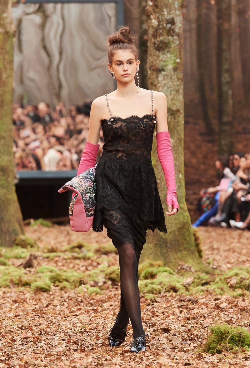 Αυτός είναι ο λόγος που οι γυναίκες θέλουν να έρθει ο επόμενος χειμώνας -Τον βρήκαμε στο δάσος της Chanel [εικόνες] | iefimerida.gr 41