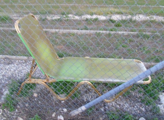 Απίστευτο: Το ιατρείο σε γήπεδο στην Κεφαλονιά είχε... ξαπλώστρες παραλίας, αντί για φορείο [εικόνες] | iefimerida.gr 3