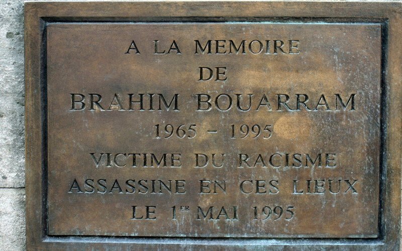 Ο Μακρόν τίμησε τη μνήμη νεαρού που πέταξαν σκίνχεντ στο Σηκουάνα την Πρωτομαγιά του '95 [εικόνες]  | iefimerida.gr 2