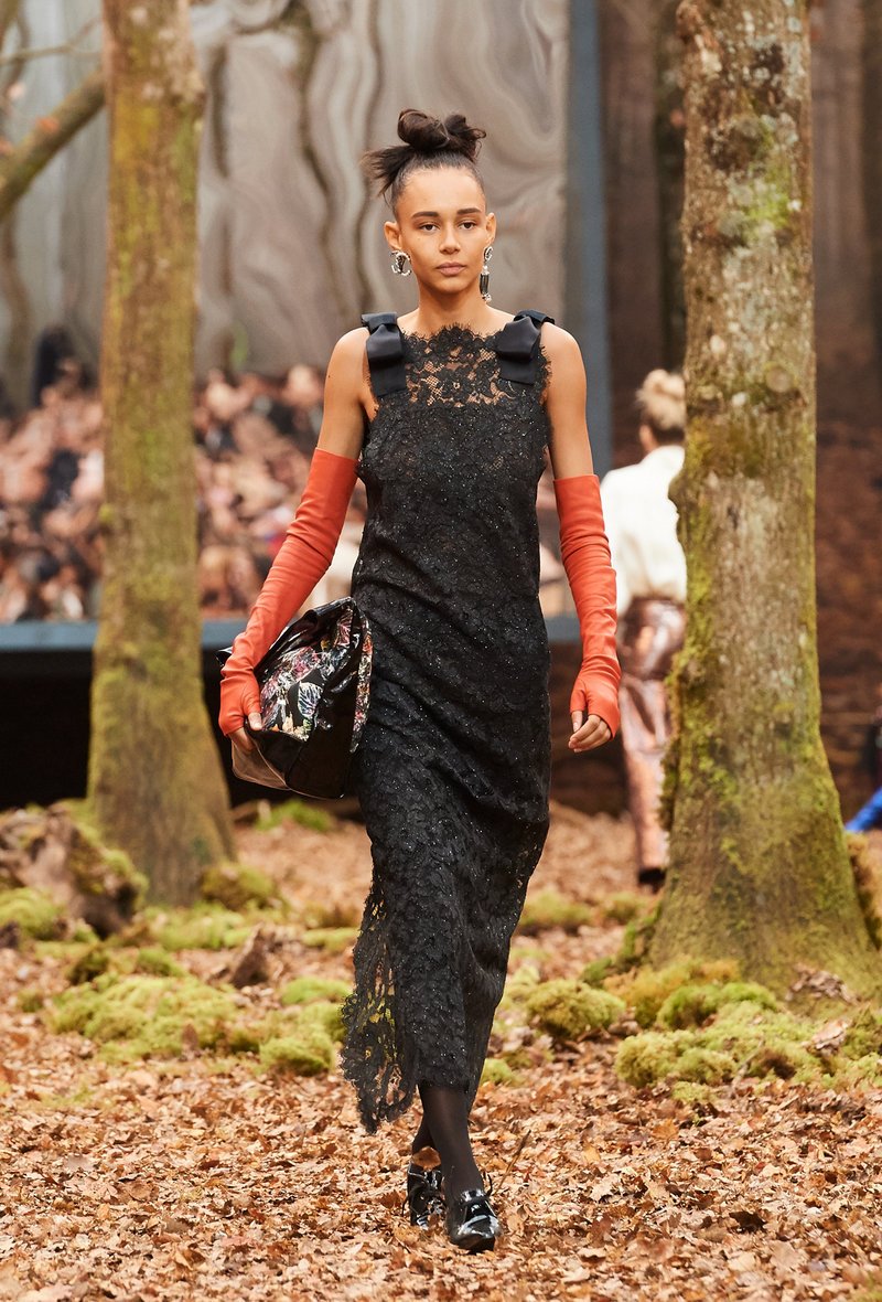 Αυτός είναι ο λόγος που οι γυναίκες θέλουν να έρθει ο επόμενος χειμώνας -Τον βρήκαμε στο δάσος της Chanel [εικόνες] | iefimerida.gr 42