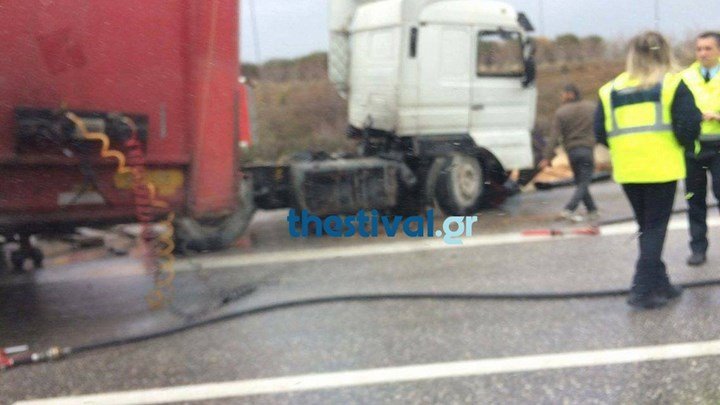 Νταλίκα «δίπλωσε» στη Θεσσαλονίκη -Διαρροή καυσίμων στον δρόμο [εικόνα] | iefimerida.gr 0