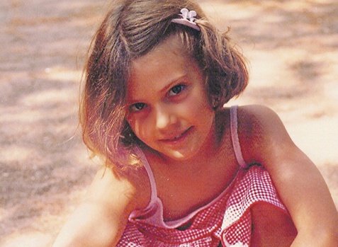 Η παιδική φωτογραφία της Εύας Καϊλή με τα ροζ τιραντάκια σε παραλία της Χαλκιδικής [εικόνα] | iefimerida.gr 0