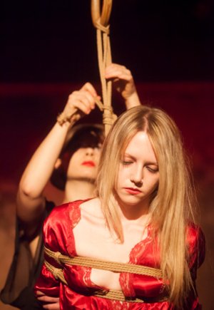  H λεπτεπίλεπτη Γαλλίδα που ήρθε στην Αθήνα για να δείξει την τέχνη του ερωτικού δεσίματος [εικόνες] | iefimerida.gr 0