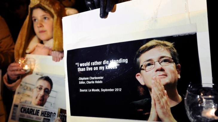 Καρέ που ραγίζουν καρδιές: Η στιγμή που η σύντροφος του διευθυντή του Charlie Hebdo μαθαίνει ότι είναι νεκρός [εικόνες & βίντεο] | iefimerida.gr 6