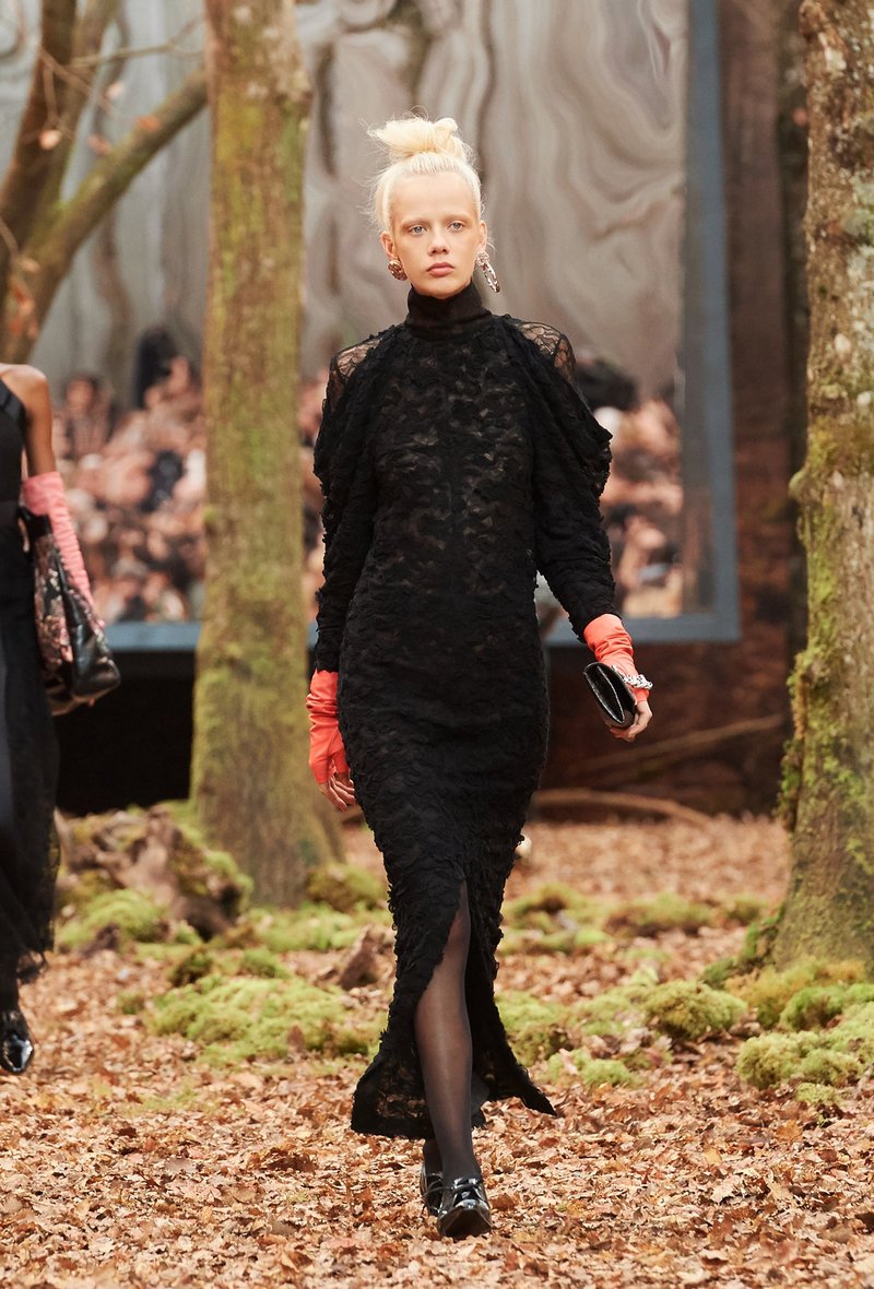 Αυτός είναι ο λόγος που οι γυναίκες θέλουν να έρθει ο επόμενος χειμώνας -Τον βρήκαμε στο δάσος της Chanel [εικόνες] | iefimerida.gr 43