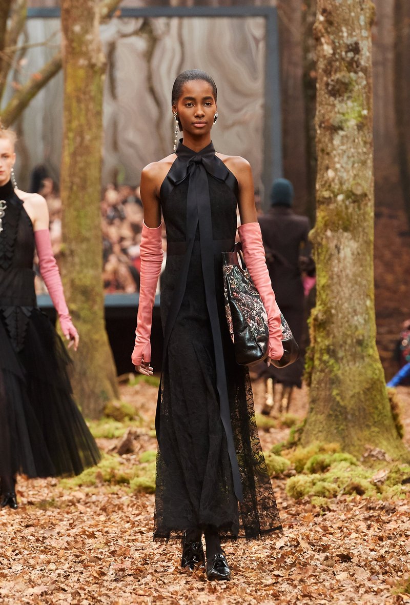 Αυτός είναι ο λόγος που οι γυναίκες θέλουν να έρθει ο επόμενος χειμώνας -Τον βρήκαμε στο δάσος της Chanel [εικόνες] | iefimerida.gr 44