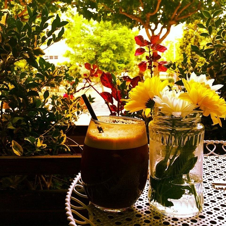 Στον ξεχωριστό Μπλε Παπαγάλο: Το στέκι της πόλης με ρετρό διάθεση και μουσικές [εικόνες] | iefimerida.gr 7