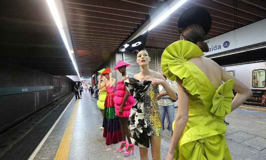 Γέμισε το μετρό ομορφιά- Μοντέλα άρχισαν να κάνουν πασαρέλα σε συρμούς και αποβάθρες [εικόνες & βίντεο] | iefimerida.gr 5