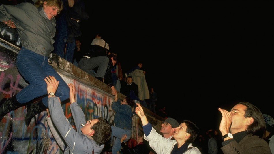 Η πτώση του Τείχους του Βερολίνου - 26 χρόνια από την ένωση [εικόνες & βίντεο] | iefimerida.gr 4