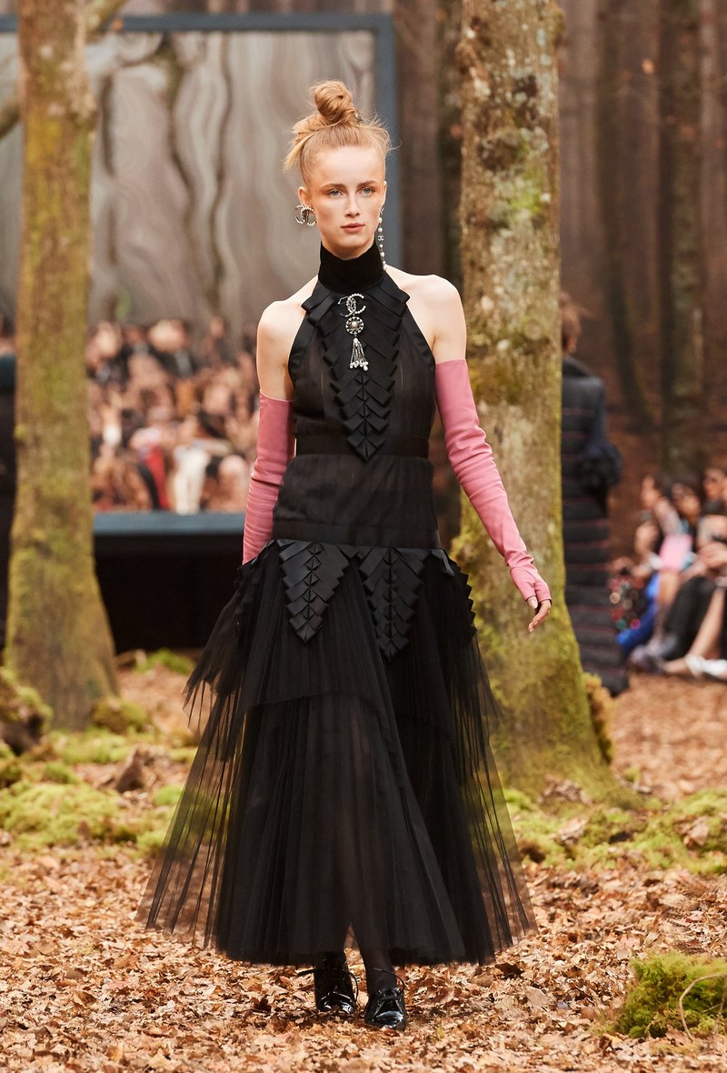 Αυτός είναι ο λόγος που οι γυναίκες θέλουν να έρθει ο επόμενος χειμώνας -Τον βρήκαμε στο δάσος της Chanel [εικόνες] | iefimerida.gr 45