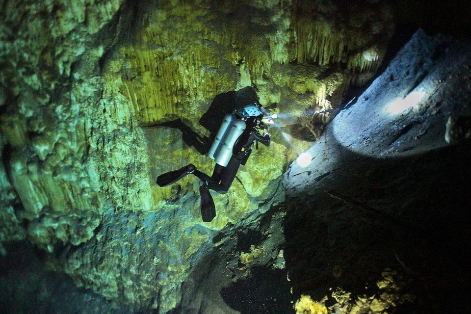 Βουτιά στην στοιχειωμένη σπηλιά των Μάγια με τα ανθρώπινα οστά που φοβούνται οι ντόπιοι [εικόνες+βίντεο] | iefimerida.gr 1