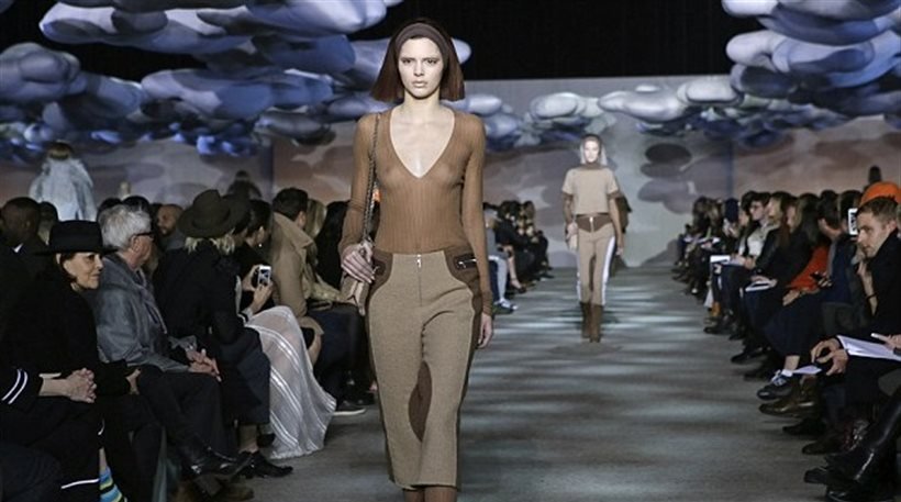 Καλώς την: Η μικρή αδελφή των Καρντάσιαν, είναι 18 χρονών και δείχνει το στήθος της στην πασαρέλα [εικόνα] | iefimerida.gr 0