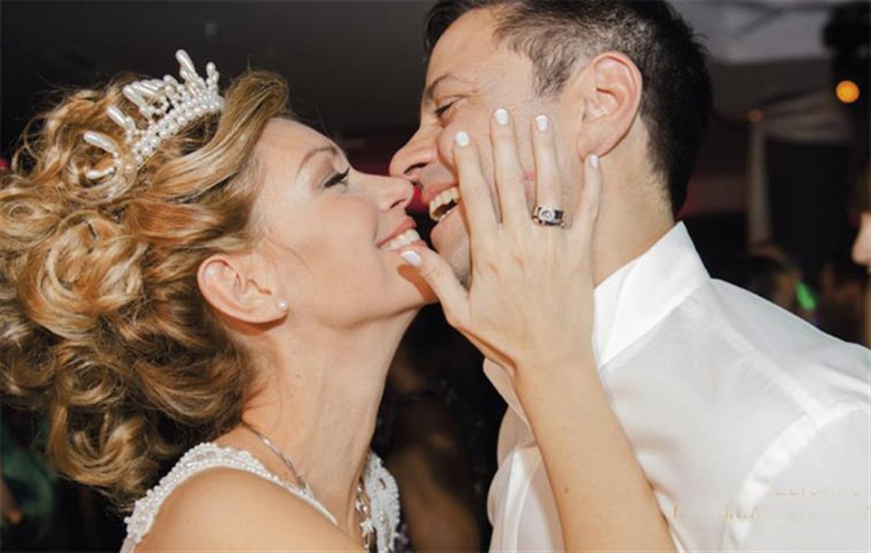 Οι πρώτες φωτογραφίες από το γάμο της Αριελ Κωνσταντινίδη -Το μίνι νυφικό [εικόνες] | iefimerida.gr 1