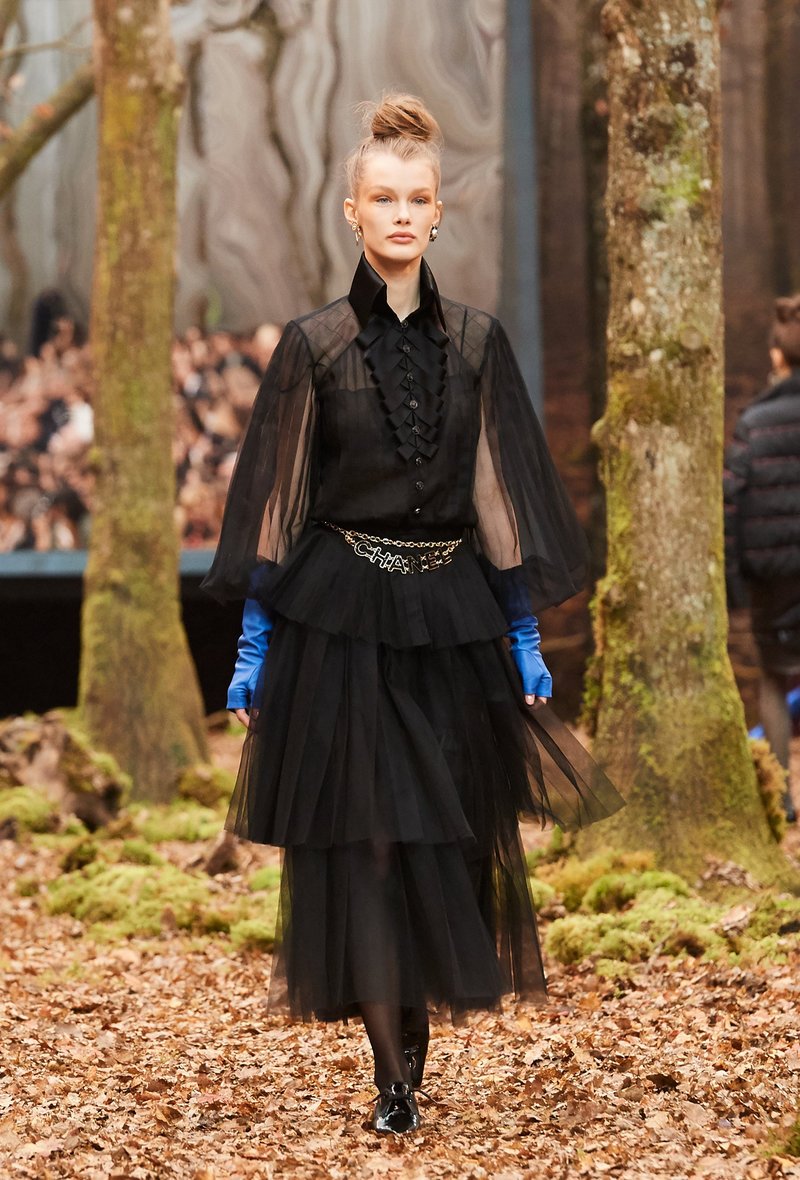 Αυτός είναι ο λόγος που οι γυναίκες θέλουν να έρθει ο επόμενος χειμώνας -Τον βρήκαμε στο δάσος της Chanel [εικόνες] | iefimerida.gr 46