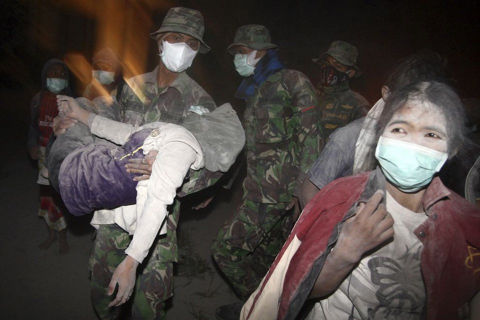 Νέα έκρηξη ηφαιστείου στην Ινδονησία: Εγκαταλείφθηκαν 100.000 σπίτια και σκοτώθηκαν 3 άτομα [εικόνες] | iefimerida.gr 1