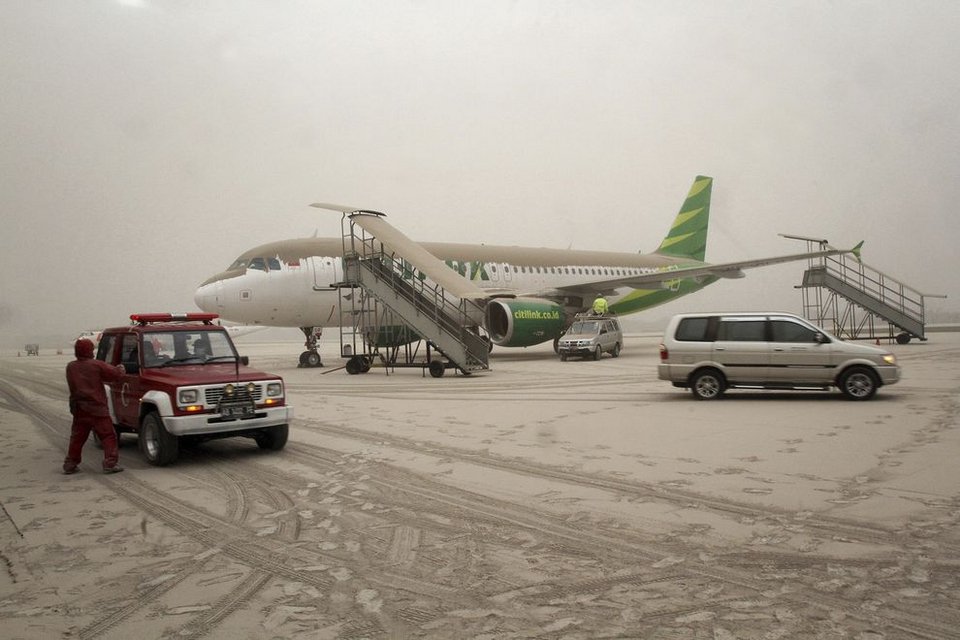 Νέα έκρηξη ηφαιστείου στην Ινδονησία: Εγκαταλείφθηκαν 100.000 σπίτια και σκοτώθηκαν 3 άτομα [εικόνες] | iefimerida.gr 0