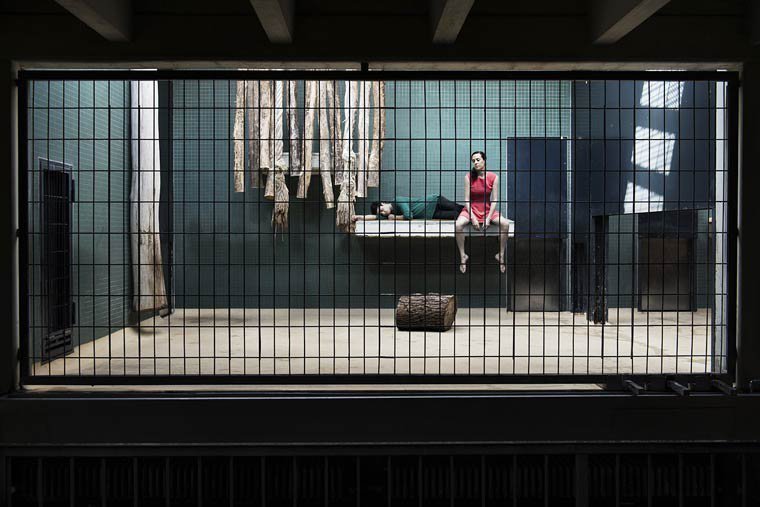 Ζωολογικός κήπος με ανθρώπους: Η φωτογράφιση που σοκάρει [εικόνες] | iefimerida.gr 9