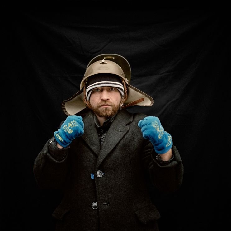 Φωτογράφος έστησε στούντιο στην πλατεία Ανεξαρτησίας και έκανε τους διαδηλωτές του Κιέβου μοντέλα [εικόνες] | iefimerida.gr 7