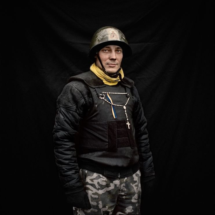 Φωτογράφος έστησε στούντιο στην πλατεία Ανεξαρτησίας και έκανε τους διαδηλωτές του Κιέβου μοντέλα [εικόνες] | iefimerida.gr 6