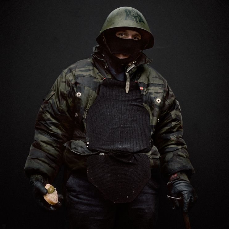 Φωτογράφος έστησε στούντιο στην πλατεία Ανεξαρτησίας και έκανε τους διαδηλωτές του Κιέβου μοντέλα [εικόνες] | iefimerida.gr 4