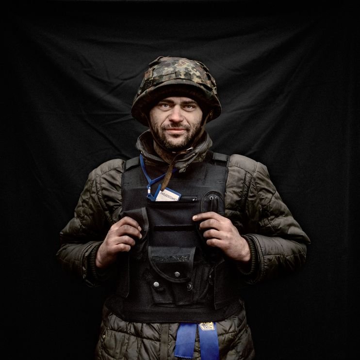 Φωτογράφος έστησε στούντιο στην πλατεία Ανεξαρτησίας και έκανε τους διαδηλωτές του Κιέβου μοντέλα [εικόνες] | iefimerida.gr 3