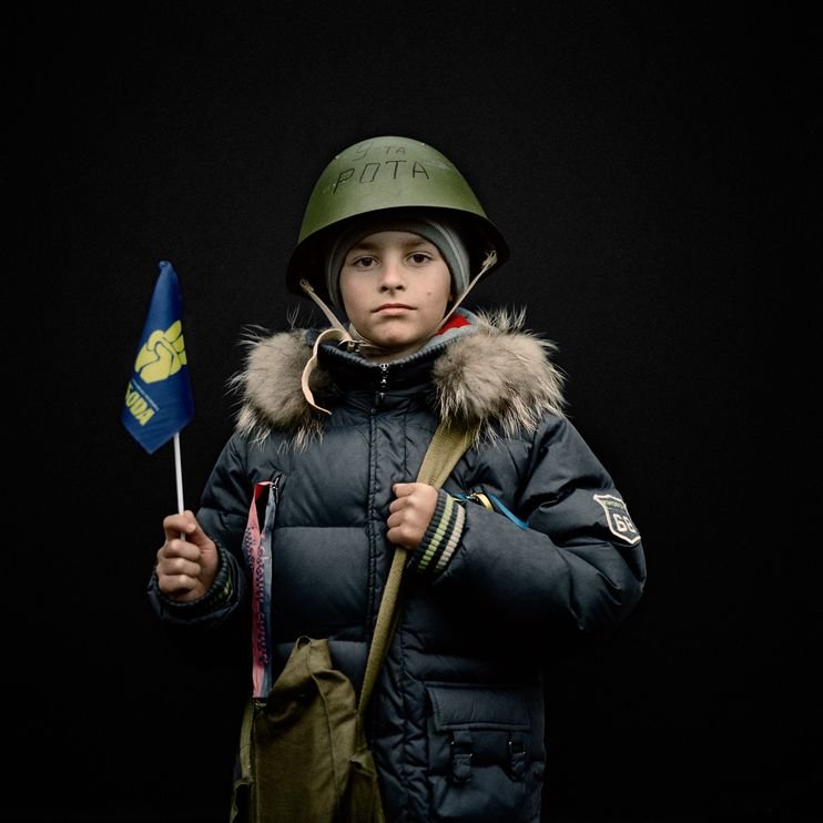 Φωτογράφος έστησε στούντιο στην πλατεία Ανεξαρτησίας και έκανε τους διαδηλωτές του Κιέβου μοντέλα [εικόνες] | iefimerida.gr 2