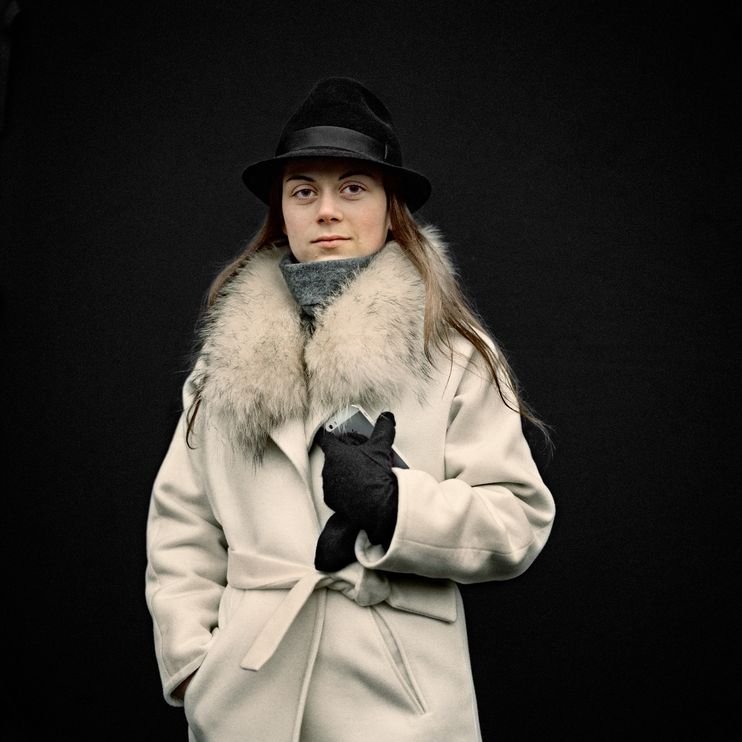 Φωτογράφος έστησε στούντιο στην πλατεία Ανεξαρτησίας και έκανε τους διαδηλωτές του Κιέβου μοντέλα [εικόνες] | iefimerida.gr 1