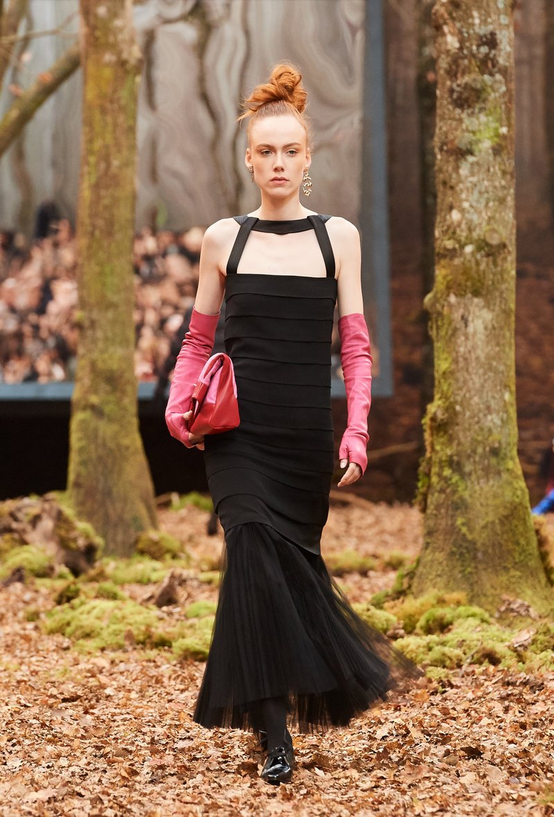 Αυτός είναι ο λόγος που οι γυναίκες θέλουν να έρθει ο επόμενος χειμώνας -Τον βρήκαμε στο δάσος της Chanel [εικόνες] | iefimerida.gr 47