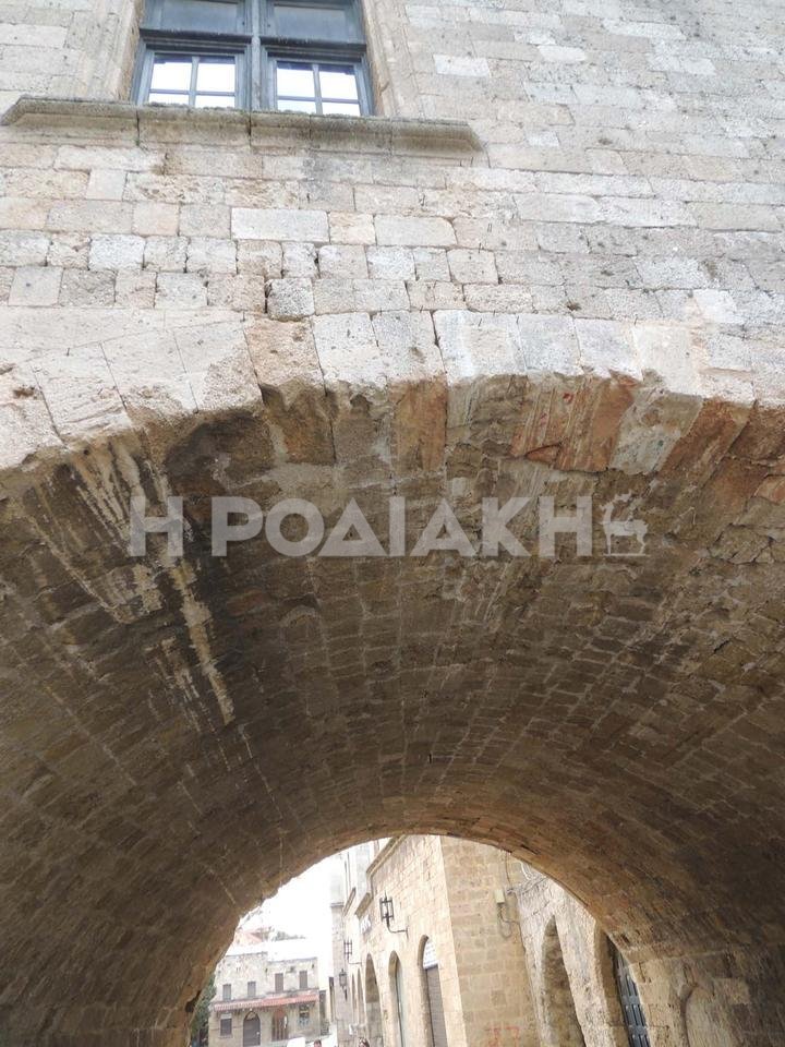 Απίστευτες εικόνες στη Ρόδο -Φορτηγό φράκαρε στην είσοδο της Παλαιάς Πόλης -Φθορές στο μνημείο [εικόνες] | iefimerida.gr 2