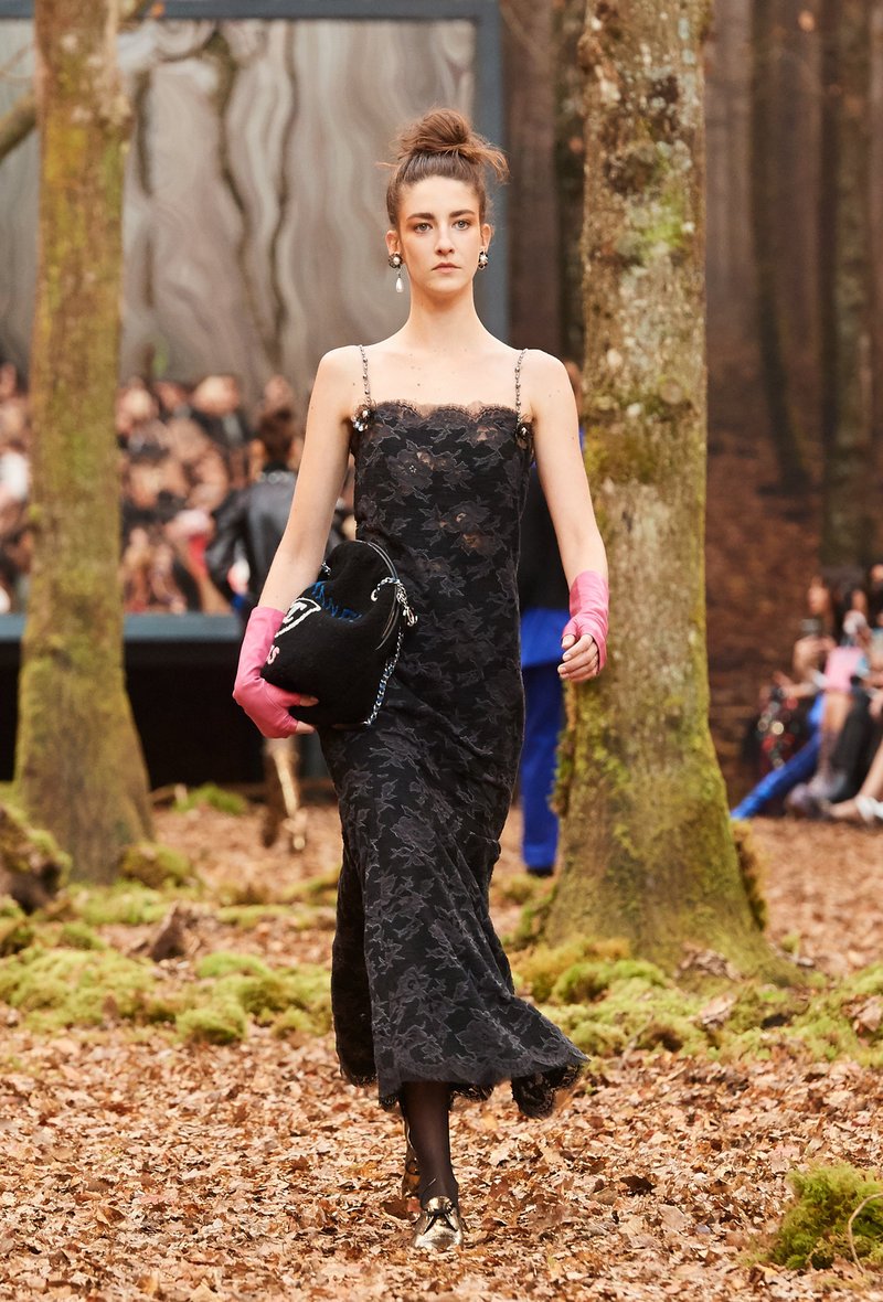 Αυτός είναι ο λόγος που οι γυναίκες θέλουν να έρθει ο επόμενος χειμώνας -Τον βρήκαμε στο δάσος της Chanel [εικόνες] | iefimerida.gr 48