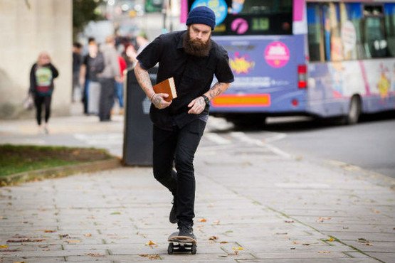 Ο παπα-χίπστερ: Γνωρίστε τον πιο μοδάτο κληρικό της Βρετανίας [εικόνες] | iefimerida.gr 0