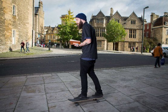 Ο παπα-χίπστερ: Γνωρίστε τον πιο μοδάτο κληρικό της Βρετανίας [εικόνες] | iefimerida.gr 1