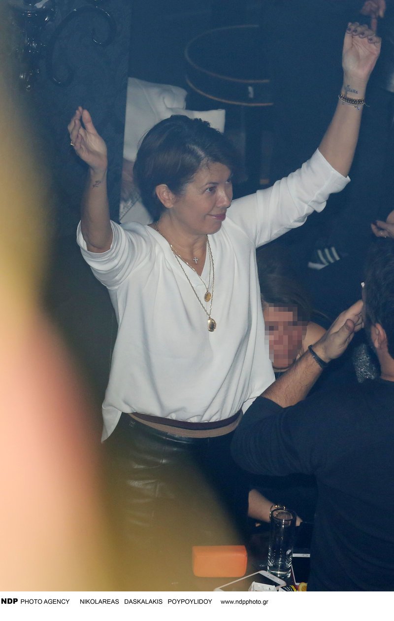 Σπάνια εμφάνιση για την Σοφία Αλιμπέρτη -Χόρεψε και διασκέδασε στην Αννα Βίση [εικόνες] | iefimerida.gr 3