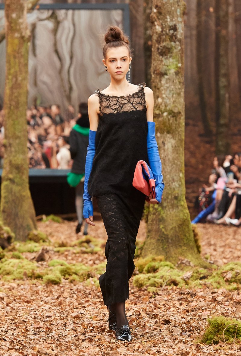 Αυτός είναι ο λόγος που οι γυναίκες θέλουν να έρθει ο επόμενος χειμώνας -Τον βρήκαμε στο δάσος της Chanel [εικόνες] | iefimerida.gr 49