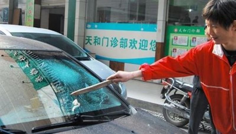 Daily Mail: Πτώση προφυλακτικού από ψηλά ράγισε παρμπρίζ αυτοκινήτου στην Κίνα [εικόνα] | iefimerida.gr 0