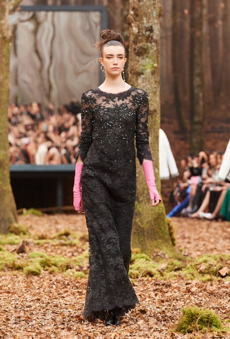 Αυτός είναι ο λόγος που οι γυναίκες θέλουν να έρθει ο επόμενος χειμώνας -Τον βρήκαμε στο δάσος της Chanel [εικόνες] | iefimerida.gr 50