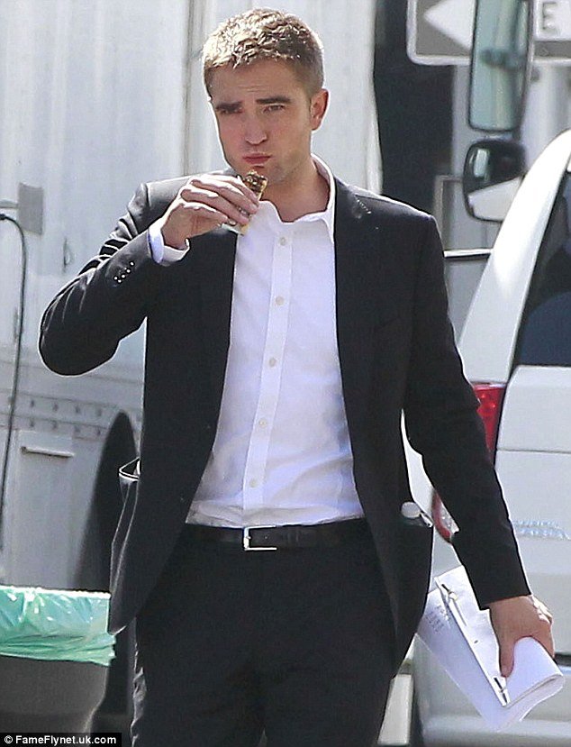 Η 52άρα Τζούλιαν Μουρ παριστάνει την 20άρα με ξανθό μαλλί και πολύ αισθησιακό ντεκολτέ [εικόνες]  | iefimerida.gr 6