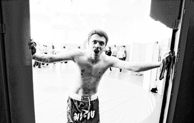 Πλούσιοι Ρώσοι πληρώνουν 900 δολάρια την εβδομάδα για να τους πλακώσουν στο ξύλο [εικόνες & σκληρό βίντεο] | iefimerida.gr 6