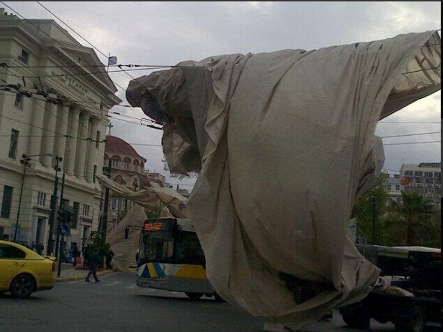 Απίστευτες σκηνές στο λιμάνι: Ο αέρας ξήλωσε το τεράστιο πανό από τον Πύργο του Πειραιά [εικόνα] | iefimerida.gr 0