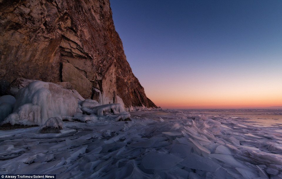 Οι απόκοσμες, εντυπωσιακές ρωγμές της παγωμένης λίμνης Βαϊκάλης [εικόνες] | iefimerida.gr 5