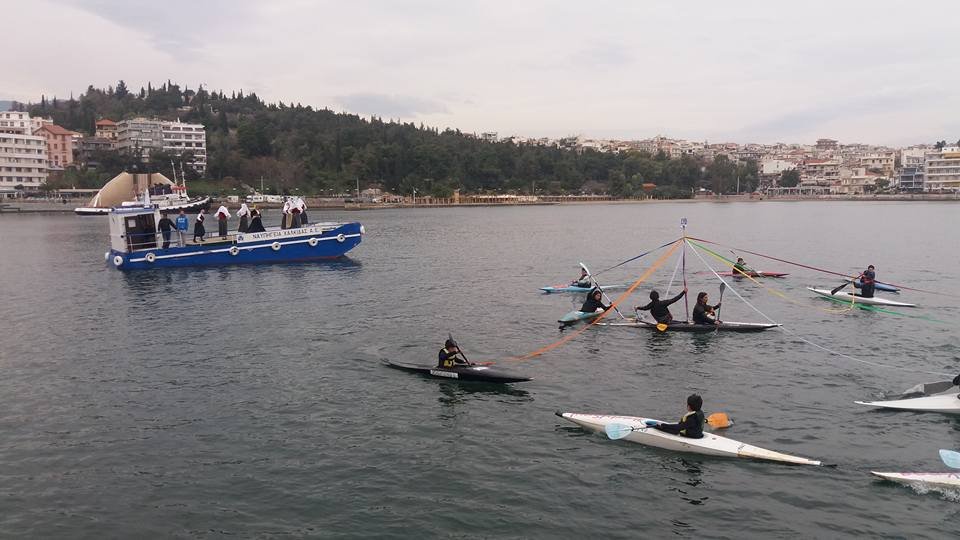 Στο καρναβάλι της Χαλκίδας έπλεξαν γαϊτανάκια μέσα στη θάλασσα [εικόνες]  | iefimerida.gr 0