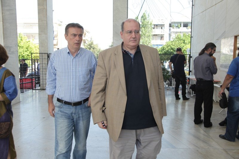 Πλήθος κόσμου συνόδεψε τον Δημήτρη Μαρωνίτη στην τελευταία του κατοικία [εικόνες] | iefimerida.gr 5