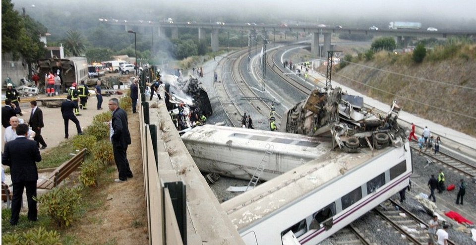 Aπίστευτος πόνος: Οι φωτογραφίες και τα πρώτα πλάνα από το σημείο της συντριβής του τρένου στην Ισπανία [εικόνες&βίντεο] | iefimerida.gr 2