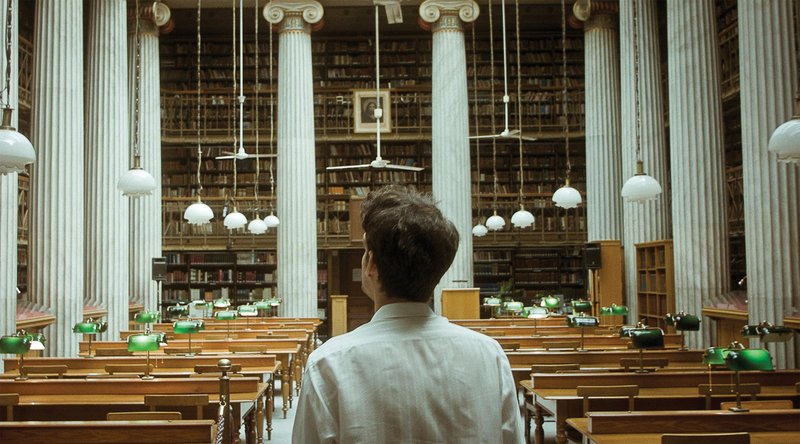 Θοδωρής Προδρομίδης Γεννήθηκε στη Θεσσαλονίκη, 1979. Ζει και εργάζεται στην Αθήνα. Προς την Τράπεζα του Μέλλοντος, 2013 Βιντεοεγκατάσταση, 2Κ HD βίντεο, έγχρωμο, στερεοφωνικός ήχος, Ευγενική παραχώρηση του καλλιτέχνη Ο τίτλος του έργου αναφέρεται σε ένα από τα Κρυμμένα Ποιήματα του Κ.Π. Καβάφη, (επιμ. Γ.Π. Σαββίδη, Ίκαρος, 1993) γραμμένα μεταξύ 1877 (;) και 1923