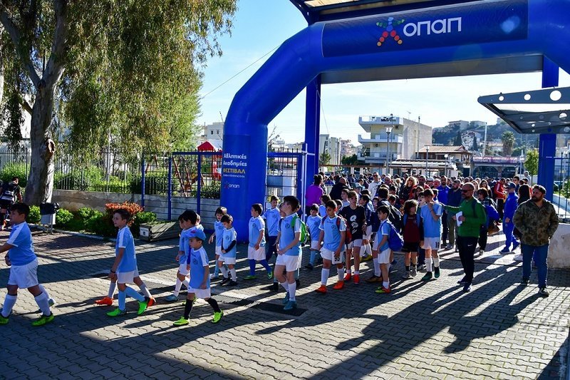 Είσοδος των παιδιών στο φεστιβάλ των Αθλητικών Ακαδημιών ΟΠΑΠ