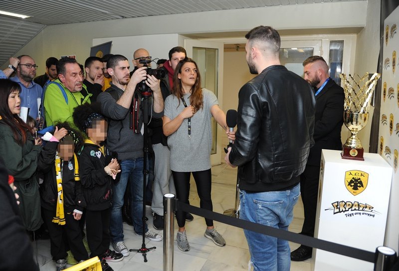 Μεγάλη έκπληξη ΟΠΑΠ και ΑΕΚ για τους φίλους της: Αντίκρισαν ξαφνικά το Κύπελλο [εικόνες & βίντεο] | iefimerida.gr 6