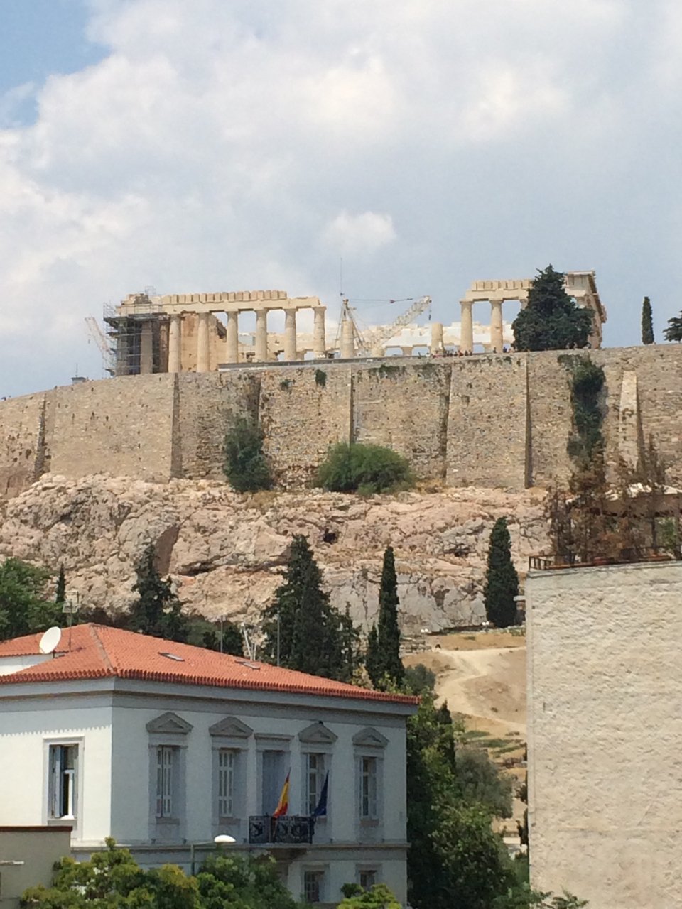 Οι... δύο Ελλάδες μέσα από ένα φωτογραφικό οδοιπορικό: Από τις παραλίες της Μυκόνου, στα λουκέτα των μαγαζιών [εικόνες] | iefimerida.gr 1